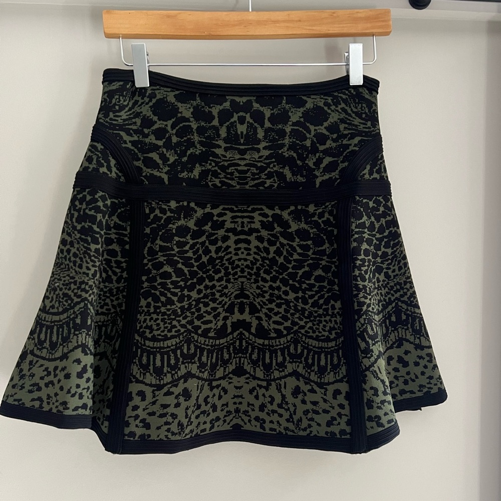 Diane von Furstenberg skirt. Size Small. Good condition.
